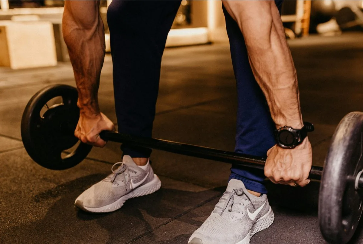 Treino com barra em academia